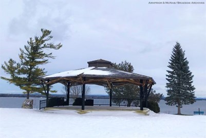Photograph of the Lions pavilion overloooking beach in wintertime.