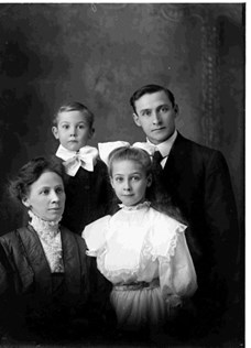 The Handford Family – Grace, Gus, Lillian and Edward, c.1905-1915.